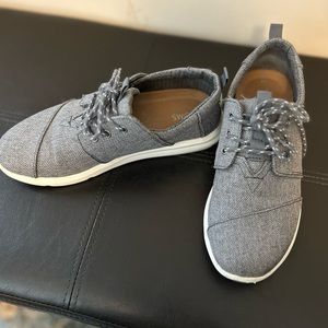 TOMS Del Rey Canvas Lace-Up Sneakers in Dark Grey